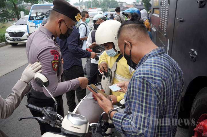 Ricuh Pendukung saat Sidang Vonis Rizieq Shihab