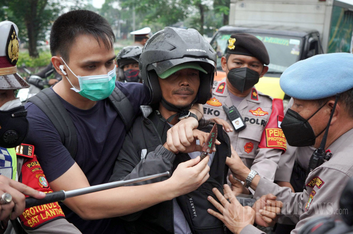 Ricuh Pendukung saat Sidang Vonis Rizieq Shihab