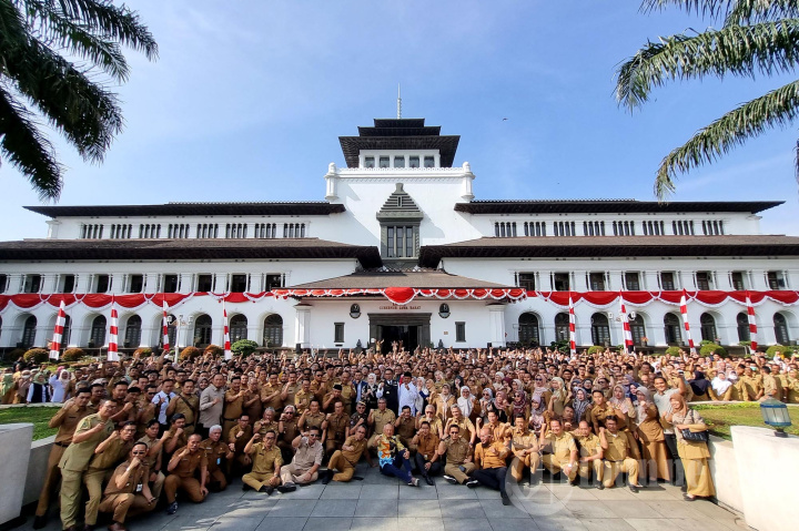 Ridwan Kamil Pimpin Apel Pagi Terakhir Bersama ASN di Gedung Sate Bandung