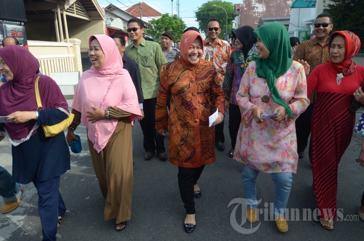 Risma Berikan Suaranya di TPS 01 Wiyung