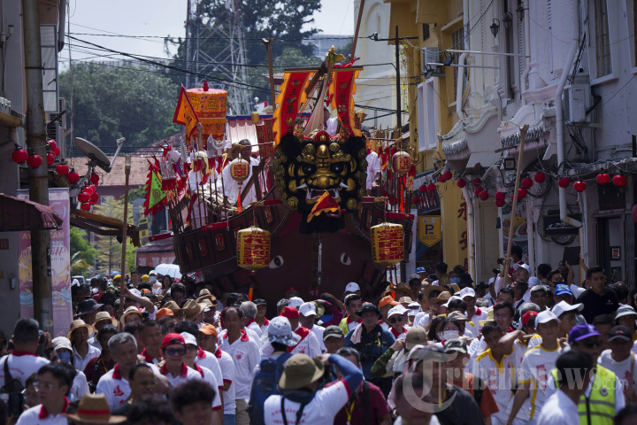 Ritual Bakar Tongkang untuk Usir Roh Jahat di Malaysia