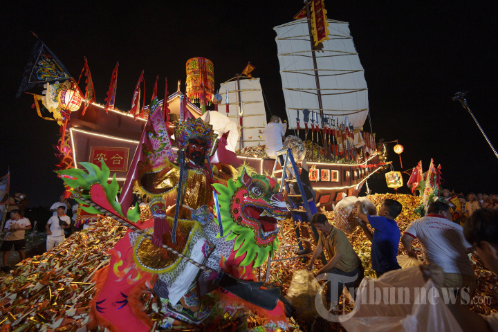 Ritual Bakar Tongkang untuk Usir Roh Jahat di Malaysia