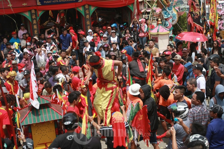 Ritual Cuci Jalan Jelang Cap Go Meh Singkawang