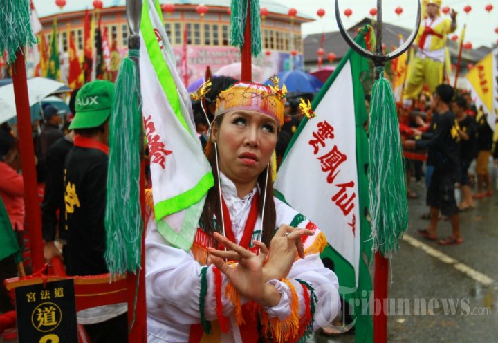 Ritual Cuci Jalan Semarakan Cap Go Meh di Singkawang
