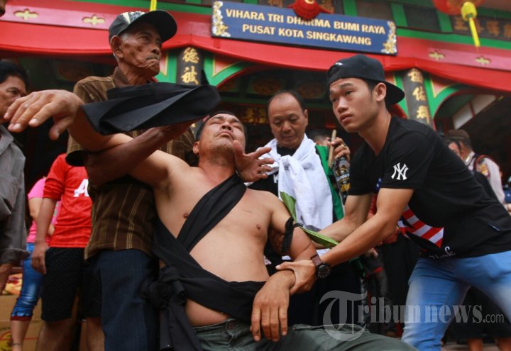 Ritual Cuci Jalan Semarakan Cap Go Meh di Singkawang