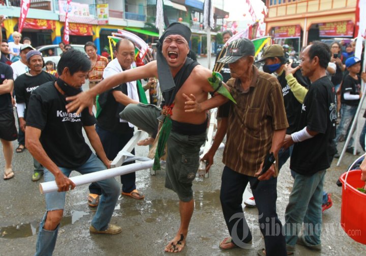 Ritual Cuci Jalan Semarakan Cap Go Meh di Singkawang