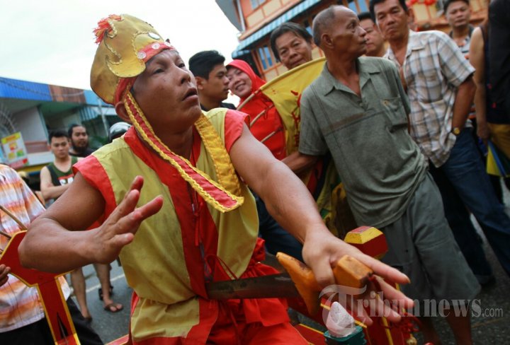 Ritual Cuci Jalan Semarakan Cap Go Meh di Singkawang