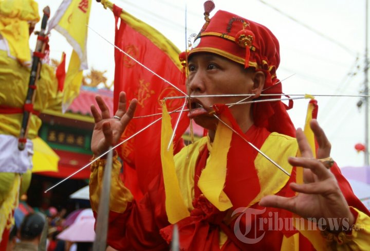 Ritual Cuci Jalan Semarakan Cap Go Meh di Singkawang