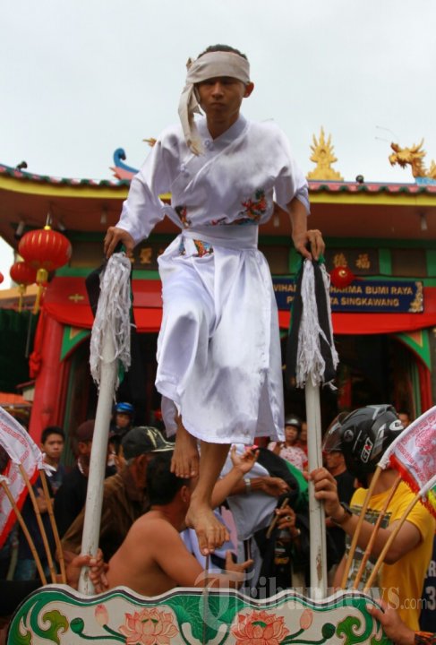 Ritual Cuci Jalan Semarakan Cap Go Meh di Singkawang