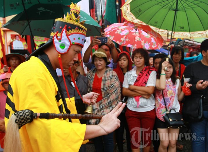 Ritual Cuci Jalan Semarakan Cap Go Meh di Singkawang