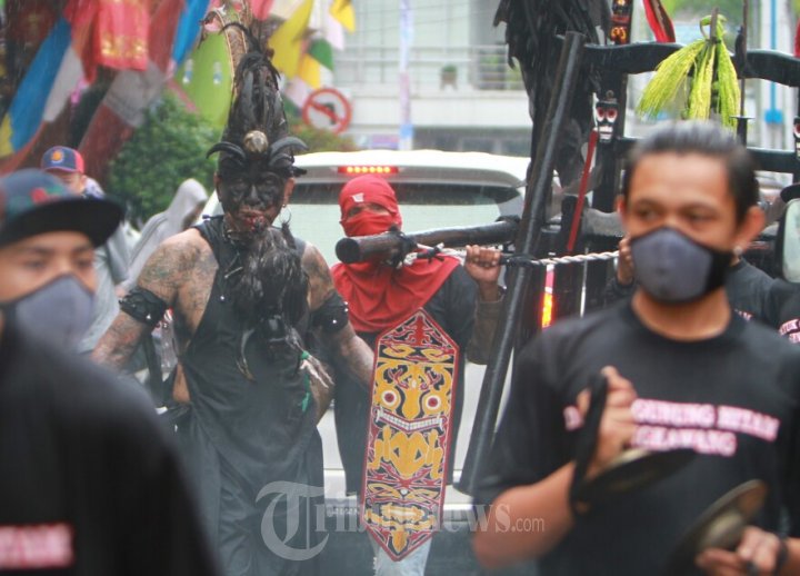 Ritual Cuci Jalan Vihara Tri Dharma Bumi Raya Singkawang