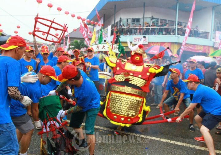 Ritual Cuci Jalan Vihara Tri Dharma Bumi Raya Singkawang