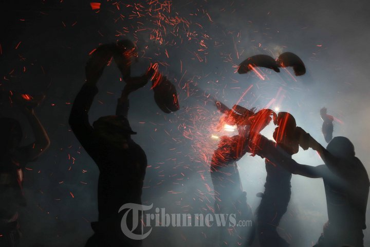 Ritual Perang Api Adat Desa Tuban