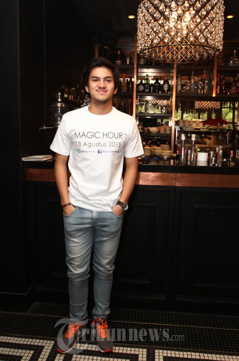 Pemain film Rizky Nazar saat menghadiri konferensi pers film terbarunya yang berjudul 'Magic Hour' di Wilshare Restaurant, Senopati, Jakarta Selatan, Kamis (4/6/2015). Rizky Nazar berperan Toby, tipe cowok yang kerap mengalami kendala dalam mengungkapkan perasaannya. 