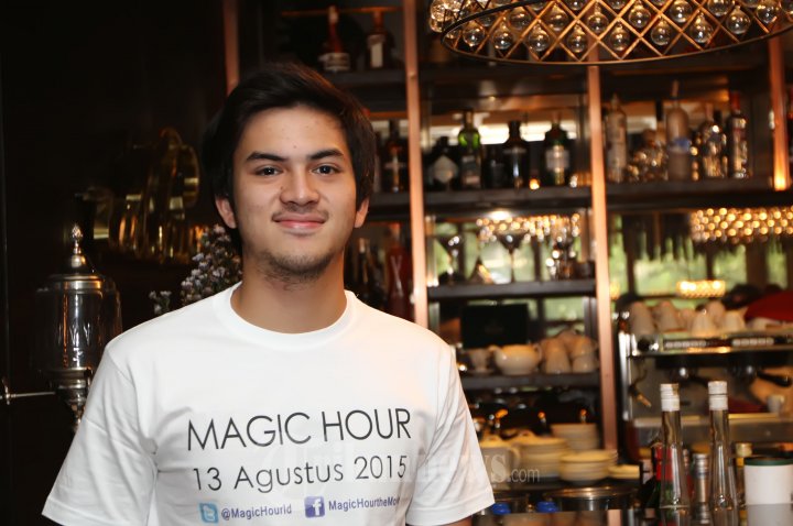 Pemain film Rizky Nazar saat menghadiri konferensi pers film terbarunya yang berjudul 'Magic Hour' di Wilshare Restaurant, Senopati, Jakarta Selatan, Kamis (4/6/2015). Rizky Nazar berperan Toby, tipe cowok yang kerap mengalami kendala dalam mengungkapkan perasaannya. 