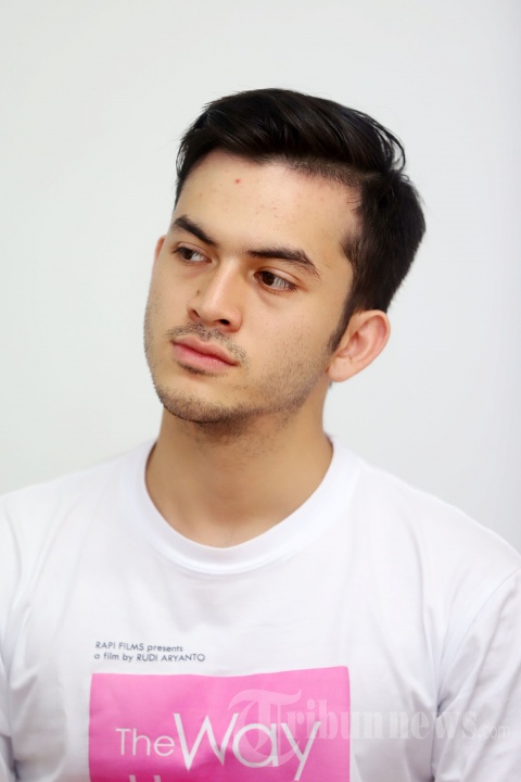 Pemain film The Way I Love You Rizky Nazar saat berfoto seusai berkunjung ke redaksi Tribunnews di kawasan Palmerah, Jakarta Barat, Selasa (29/1/2019). Pada film ini Rizky Nazar memerankan tokoh Bara 