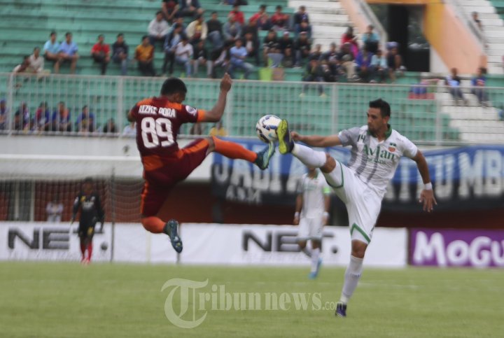 Rizky Pora Duel Bola Atas Dengan Pedro Javier