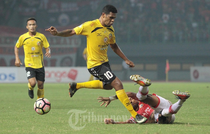 Rohit Chan Terjungkal Berebut Bola Dengan Vendry Mofu