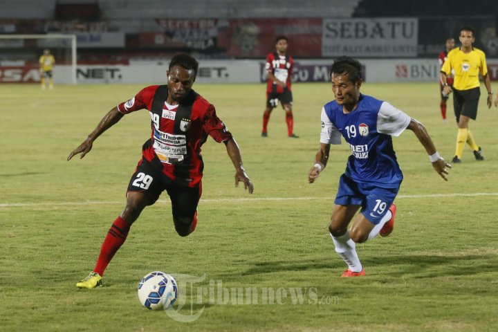 Ronald Sesmot Berebut Bola Dengan Iqbal Samad