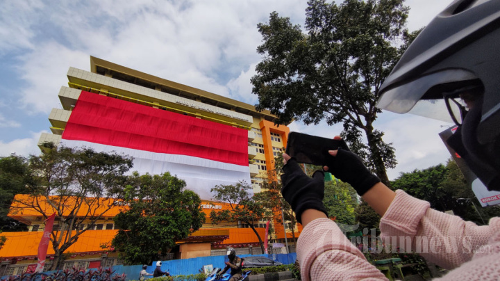 RSSA Malang Bentangkan Bendera Raksasa