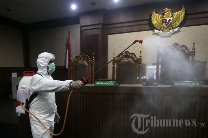 Ruang Sidang Pengadilan Tipikor Disemprot Disinfektan