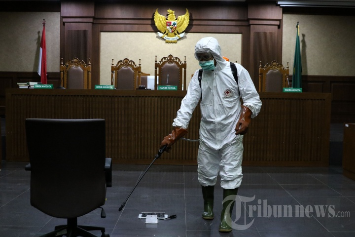Ruang Sidang Pengadilan Tipikor Disemprot Disinfektan