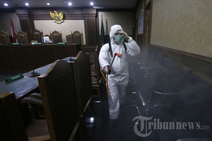Ruang Sidang Pengadilan Tipikor Disemprot Disinfektan