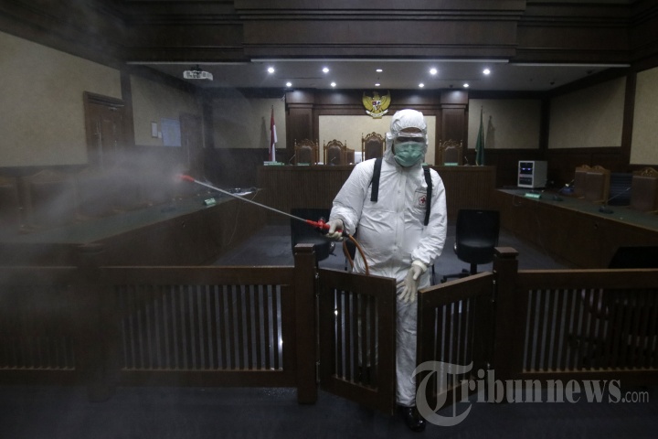 Ruang Sidang Pengadilan Tipikor Disemprot Disinfektan