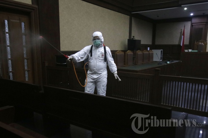 Ruang Sidang Pengadilan Tipikor Disemprot Disinfektan