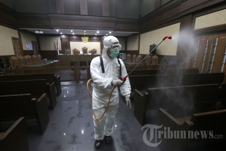 Ruang Sidang Pengadilan Tipikor Disemprot Disinfektan
