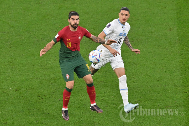 Ruben Neves dan Darwin Nunez Berebut Bola