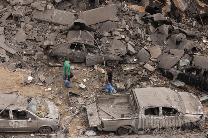 Rudal Israel Memporak-porandakan Kota Gaza di Palestina