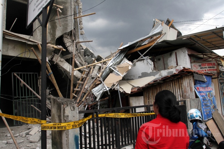 Ruko Ambruk di Matraman Jakarta Timur