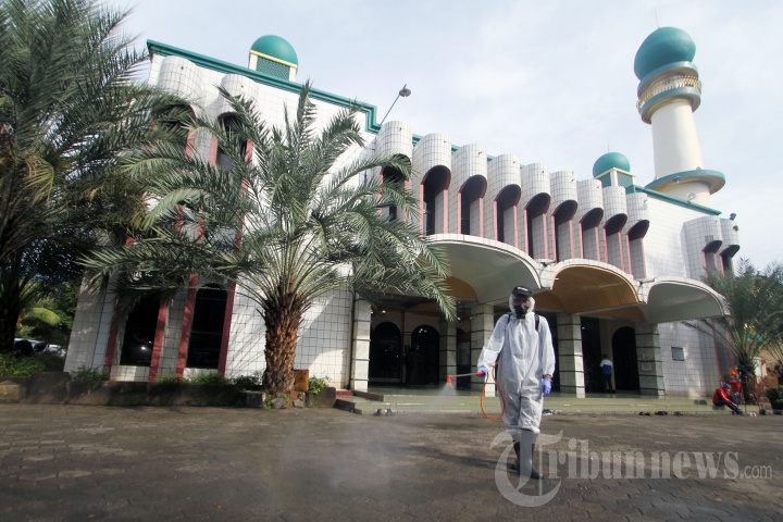 Rumah Ibadah Disemprot Disinfektan untuk Cegah Penyebaran Virus Corona