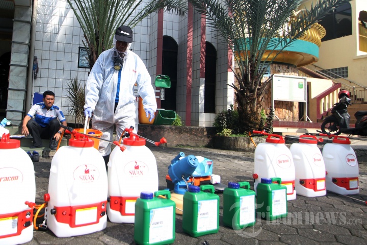 Rumah Ibadah Disemprot Disinfektan untuk Cegah Penyebaran Virus Corona