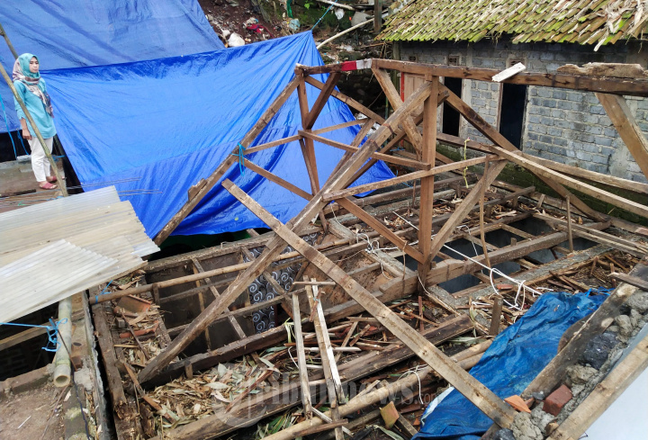 Rumah Rusak Akibat Longsorang Pohon Bambu
