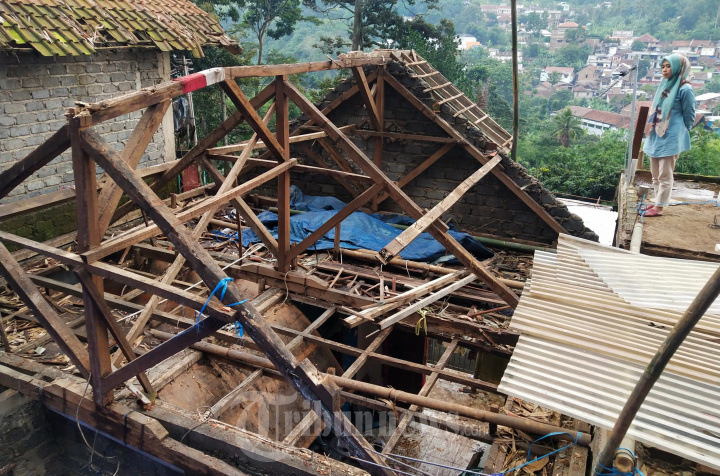 Rumah Rusak Akibat Longsorang Pohon Bambu