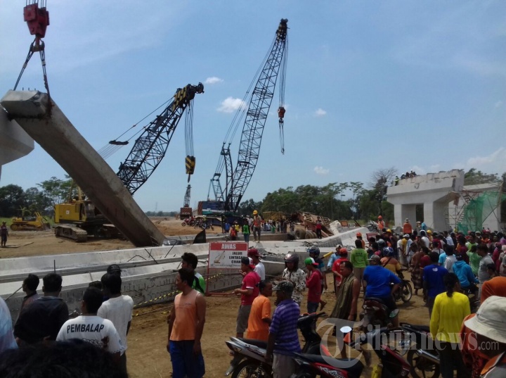 Runtuhnya Kontruksi Flyover Tol Pasuruan-Probolinggo