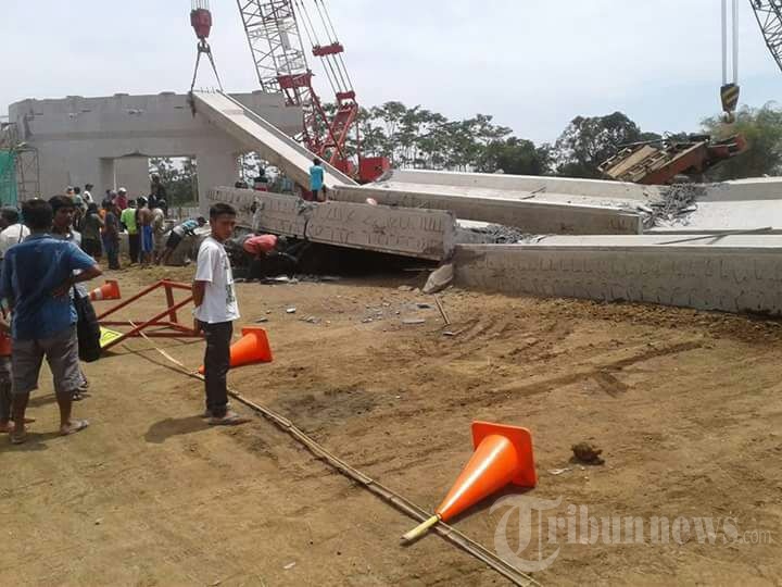 Runtuhnya Kontruksi Flyover Tol Pasuruan-Probolinggo