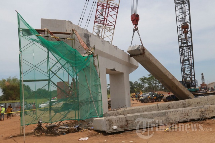 Runtuhnya Kontruksi Flyover Tol Pasuruan-Probolinggo
