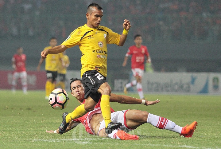 Ryudi Utomo Terjatuh Berebut Bola Dengan Riko Simanjuntak