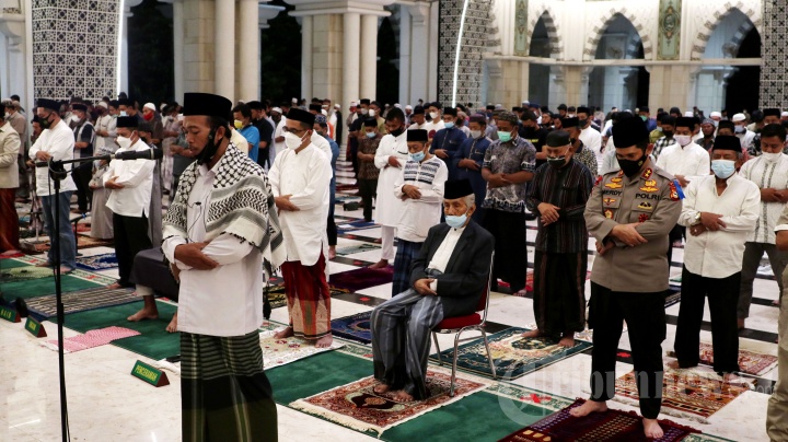 Salat Tarawih Pertama di Masjid Raya Makassar