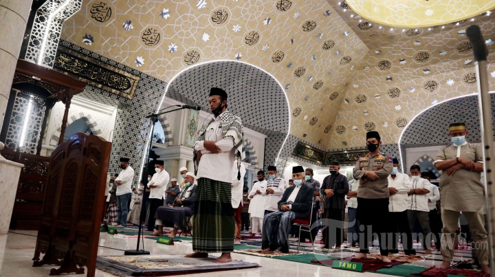 Salat Tarawih Pertama di Masjid Raya Makassar