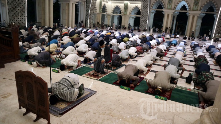 Salat Tarawih Pertama di Masjid Raya Makassar