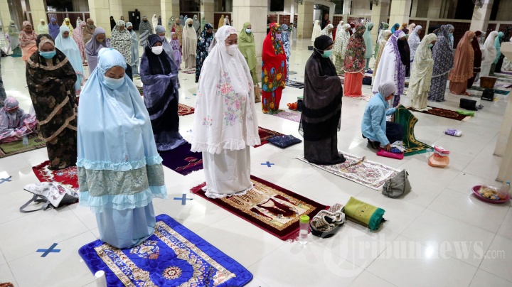 Salat Tarawih Pertama di Masjid Raya Makassar