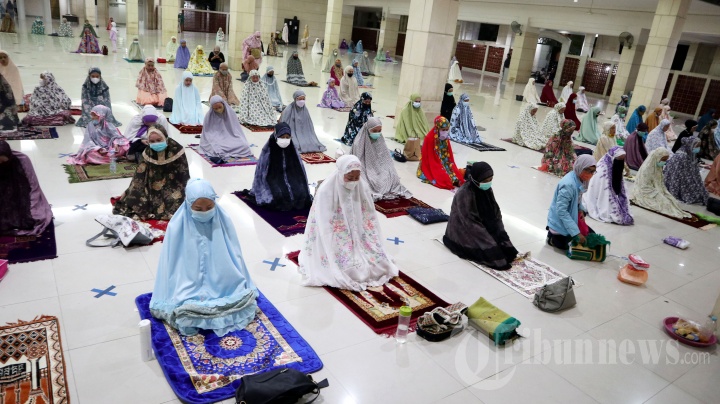 Salat Tarawih Pertama di Masjid Raya Makassar
