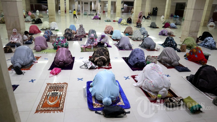 Salat Tarawih Pertama di Masjid Raya Makassar