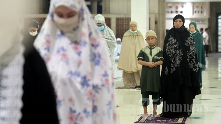 Salat Tarawih Pertama di Masjid Raya Makassar