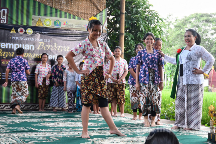 Sambut Hari ibu di Kampung Budaya Polowijen