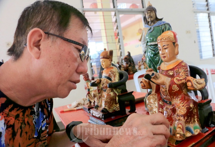 Sambut Imlek Umat Tri Dharma Bersihkan Klenteng Low Lie Bio